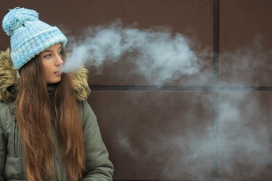 Une jeune femme qui fume